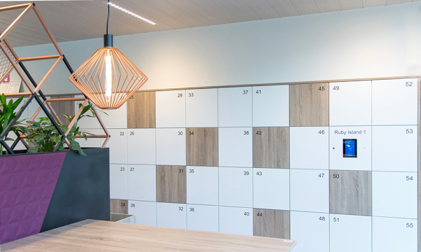 Lockers met witte en houten deurtjes die genummerd zijn, en uitgerust met een slim lockersysteem 