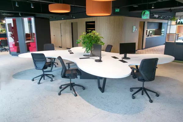 Made-to-measure Ethias Hasselt Made-to-measure organic table